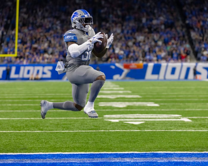 D’Andrew Swift jumps with the ball in his hands